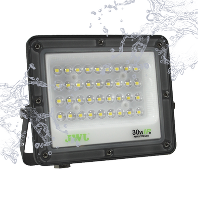 Reflector Tipo Lupa 30 W / Flujo luminoso 3 000 lm / 110 - 240 Vca~ 60Hz / Dimensiones 150 x 125 x 22 mm / Uso en exterior IP66.